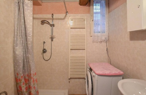 Capolona Apartment | About 6 km above Capolona lies this friendly vacation apartment in the hills, with a fantastic panor