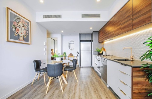 South Brisbane Apartment | Above Brisbane King Suite with Rooftop Pool Deck
