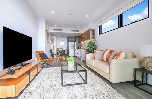 South Brisbane Apartment | Above Brisbane King Suite with Rooftop Pool Deck