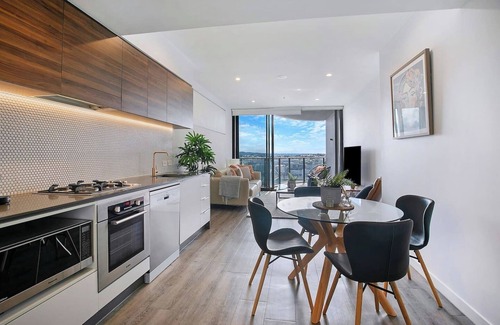 South Brisbane Apartment | Above Brisbane King Suite with Rooftop Pool Deck