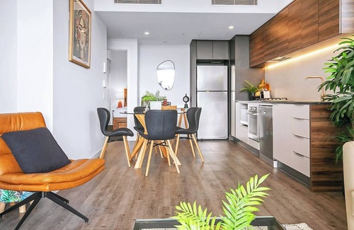 South Brisbane Apartment | Above Brisbane King Suite with Rooftop Pool Deck