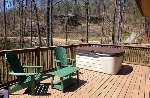 Gatlinburg Ski Chalet | Above it All, New Hot Tub - luxury and nature.