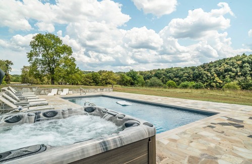 Charlotte House | Above Nashville Rustic Retreat Farm I 200 Acre Farm | Pool&Spa I Services