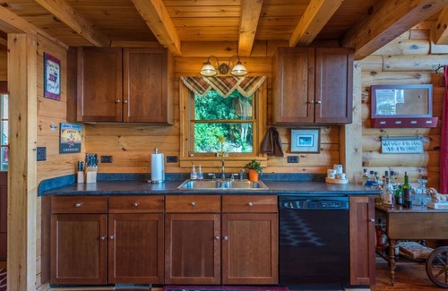 Old Fort Cabin | Above the Clouds | Log Cabin, Hot Tub & Views!