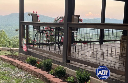 Murphy Ski Chalet | Above the CloudsnMountain top chalet with million dollar views on 4 acres