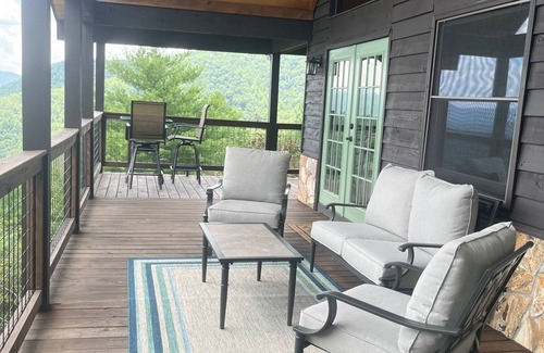 Murphy Ski Chalet | Above the CloudsnMountain top chalet with million dollar views on 4 acres