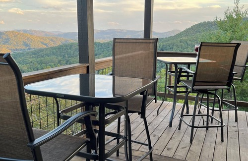 Murphy Ski Chalet | Above the CloudsnMountain top chalet with million dollar views on 4 acres