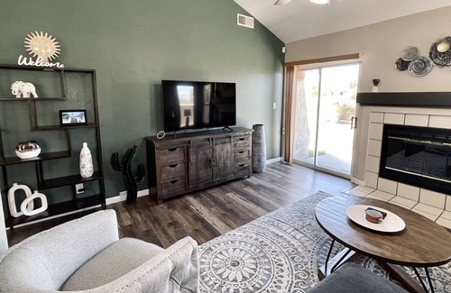 Alban Hills House | ABQ Home Overlooking Mountain- Near Sandia Tramway + Balloon Fiesta