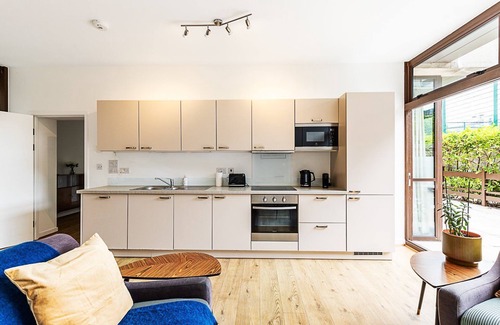 Prince's Apartment | ABR - Spacious 2 -Bed Patio Retreat in Kennington