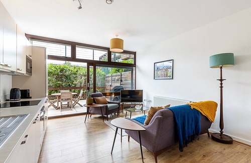 Prince's Apartment | ABR - Spacious 2 -Bed Patio Retreat in Kennington