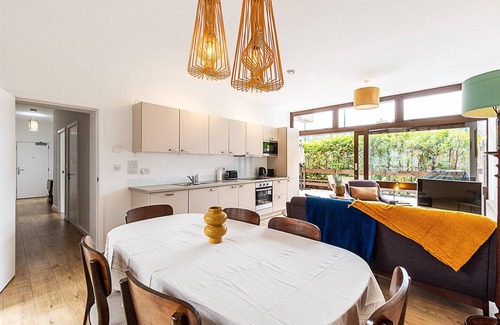 Prince's Apartment | ABR - Spacious 2 -Bed Patio Retreat in Kennington