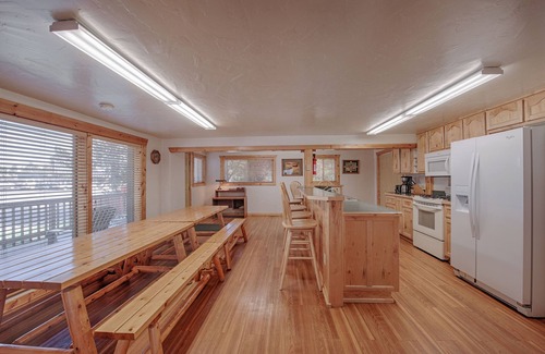 West Yellowstone Cabin | Absaroka Cabin, Sleeps up to 14, 5 Blocks from Yellowstone's West Entrance.