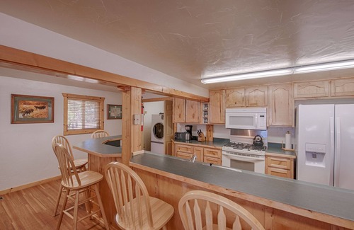 West Yellowstone Cabin | Absaroka Cabin, Sleeps up to 14, 5 Blocks from Yellowstone's West Entrance.