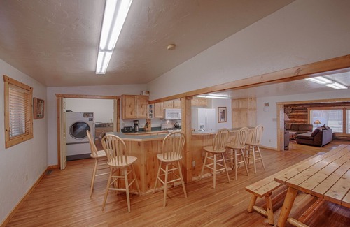 West Yellowstone Cabin | Absaroka Cabin, Sleeps up to 14, 5 Blocks from Yellowstone's West Entrance.