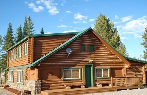 West Yellowstone Cabin | Absaroka Cabin, Sleeps up to 14, 5 Blocks from Yellowstone's West Entrance.