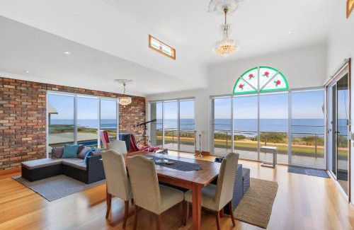 Portarlington House | Absolute Bay Frontage with Open Fire and Spa Bath