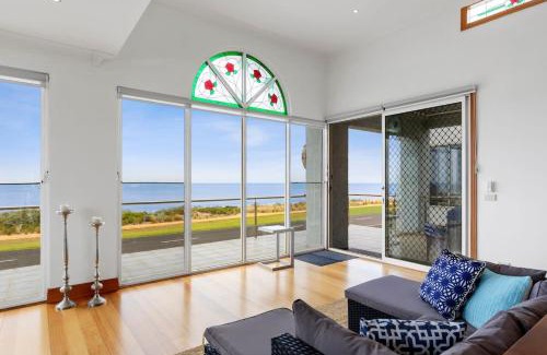 Portarlington House | Absolute Bay Frontage with Open Fire and Spa Bath