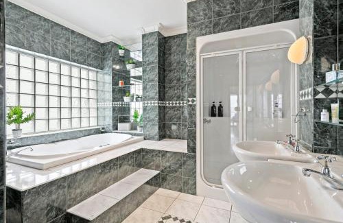 Portarlington House | Absolute Bay Frontage with Open Fire and Spa Bath