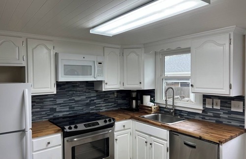 Northeast Virginia Beach House | Absolute Beach 4bdrm/9guests vacation gem steps to beach