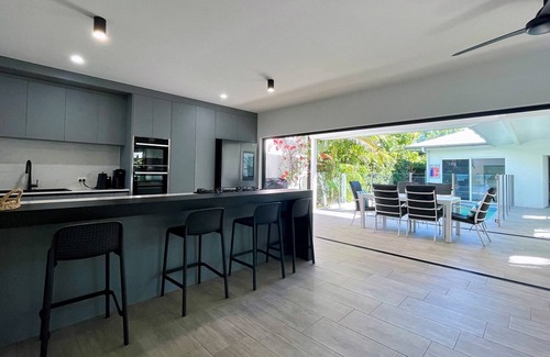 Holloways Beach House | ABSOLUTE BEACHFRONT 10 MINUTES FROM CAIRNS CBD