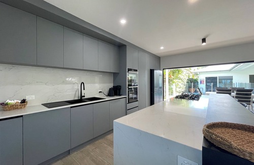 Holloways Beach House | ABSOLUTE BEACHFRONT 10 MINUTES FROM CAIRNS CBD