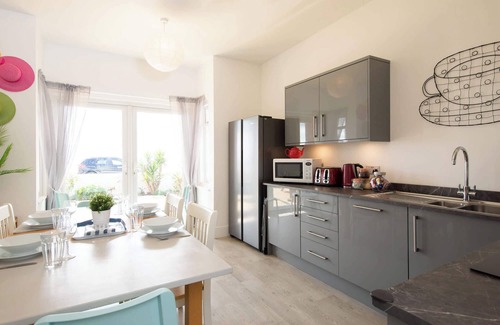 Bognor Regis Apartment | Absolute Beachfront with Decked Garden Oasis and Views