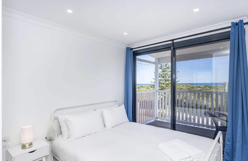 Singleton House | Absolute Beachfront! 2 Storey Beach House! 4 Bedrooms, 2 Kitchens. Pet friendly!