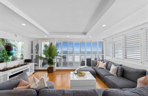 Surfers Paradise Apartment | Absolute Beachfront Apartment 3B Pool Spa