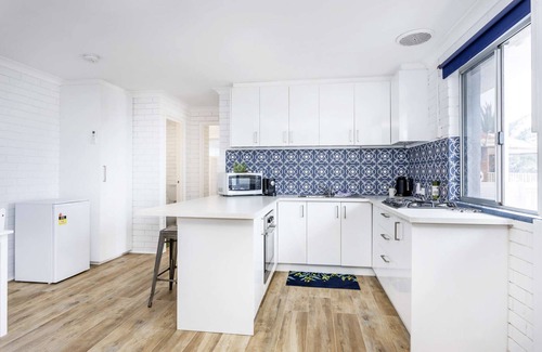Singleton Apartment | Absolute beachfront! Freshly renovated beachy apartment. Free WIFI