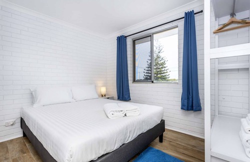Singleton Apartment | Absolute beachfront! Freshly renovated beachy apartment. Free WIFI