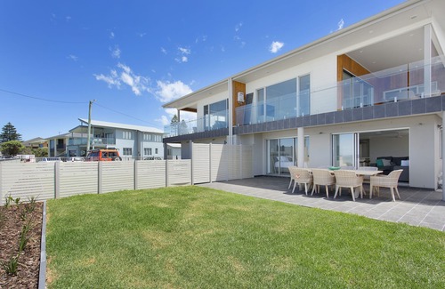 Warilla Apartment | Absolute Beachfront Holiday Apartment w Panoramic Ocean Views