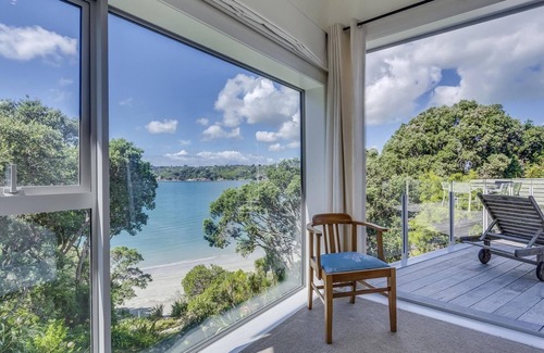 Oneroa House | Absolute Beachfront - Oneroa Bay - Enjoy gazing over Oneroa Beach from this impressive 2-story, 3-bedroom holiday house with a Spanish-inspired theme. Accommodating 8 guests who will all enjoy sitting directly beach front. Providing luxurious accommo