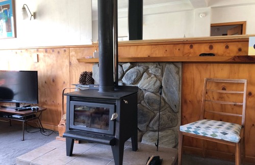 Wanaka House | Absolute Lakefront quirky sixties Unit, spectacular lake and mountain views.