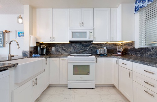 Kahaluu Bay Condo | Absolute Oceanfront at Keauhou-Kona Surf & Racquet Club 5-204