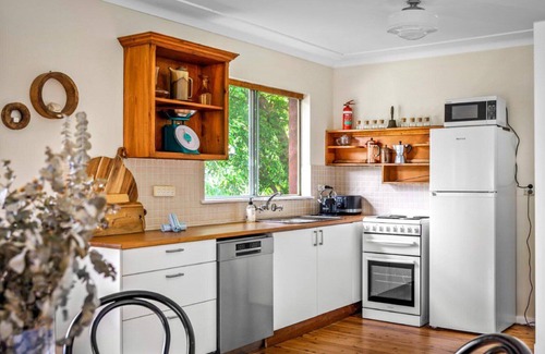 Horsfield Bay House | Absolute Waterfront Escape Pets, Fishing, Kayaks, Wifi
