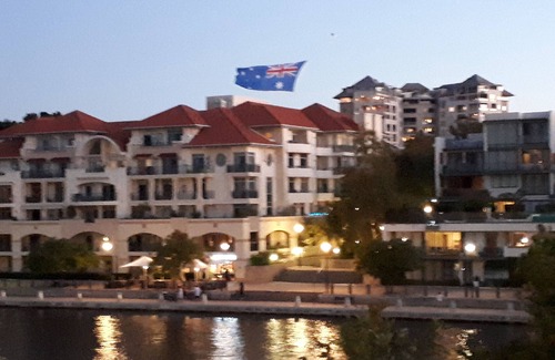 East Perth Apartment | ABSOLUTE WATERFRONT CLOSE TO STADIUM