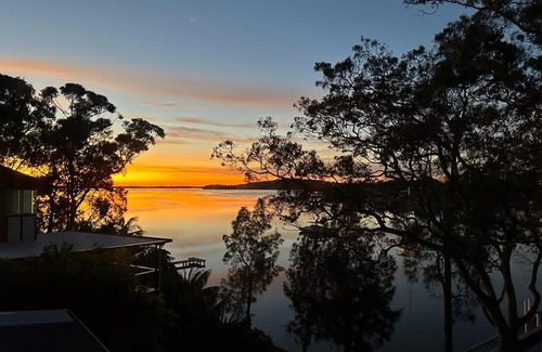 Lake Macquarie City Council House | Absolute waterfront home with private jetty