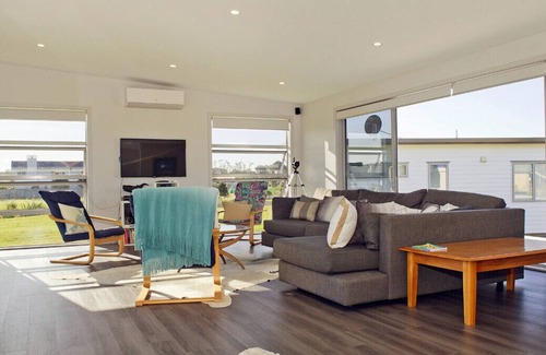 Matarangi Cottage | Absolute Waterfront - Matarangi Holiday Home