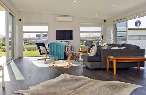 Matarangi Cottage | Absolute Waterfront - Matarangi Holiday Home