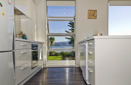 Matarangi Cottage | Absolute Waterfront - Matarangi Holiday Home