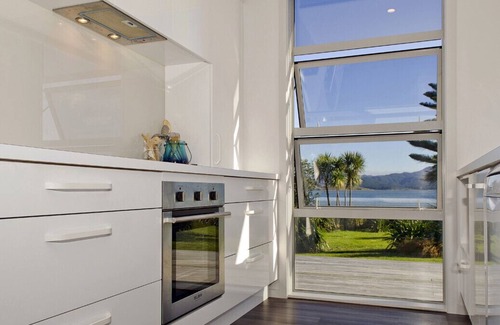 Matarangi Cottage | Absolute Waterfront - Matarangi Holiday Home