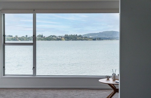 Tauranga Apartment | Absolute waterfront - modern, spacious apartment with stunning waterfront views