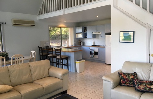 Longreach Ski Chalet | Absolute Waterfront - Waratah Chalet at Shoalhaven Lodge