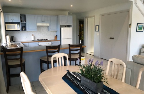 Longreach Ski Chalet | Absolute Waterfront - Waratah Chalet at Shoalhaven Lodge