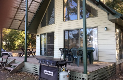 Longreach Ski Chalet | Absolute Waterfront - Waratah Chalet at Shoalhaven Lodge