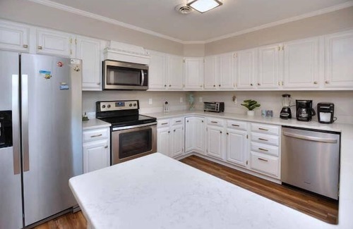 Yaupon Beach House | Absolutely Beautiful 3 BR/2.5 BA Beach Cottage-1 Minute to BEACH-PETS-Sleeps 8