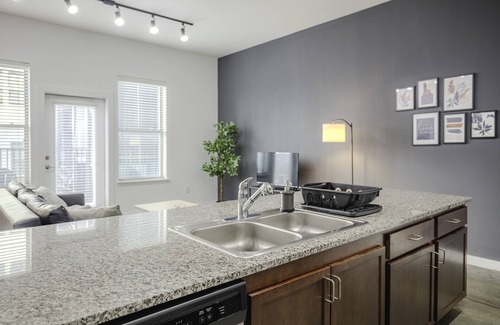 South Main Historic District Apartment | Abstract KING SUITE downtown with POOL and GYMn