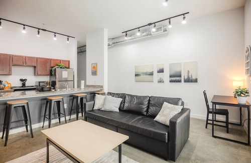South Main Historic District Apartment | Abstract KING SUITE downtown with POOL and GYMn