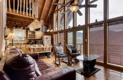 Gatlinburg - Pigeon Forge Cabin | Abundant Views- Ultra-private and spacious cabin with abundant mountain views!