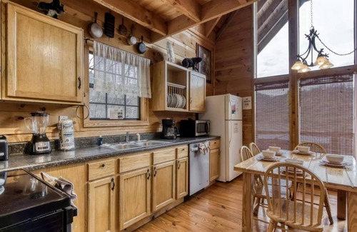 Gatlinburg - Pigeon Forge Cabin | Abundant Views- Ultra-private and spacious cabin with abundant mountain views!